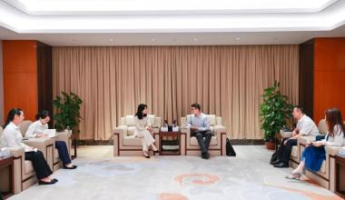 Peng Hao, secretario del Partido y presidente de la sucursal de Zhejiang del Banco de Exportación e Importación de China, visitó Tongkun para realizar investigaciones.